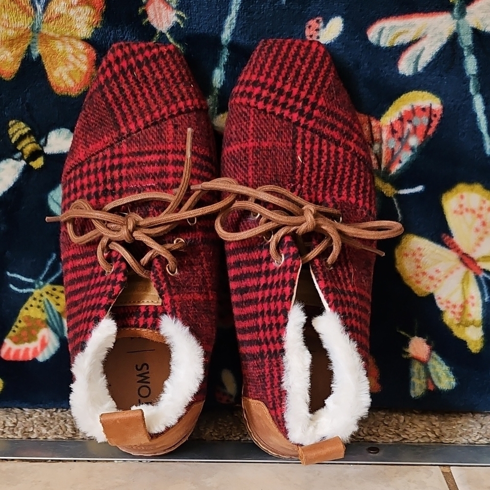 TOMS Red Plaid Lace-Up Shoes with Faux Fur Lining